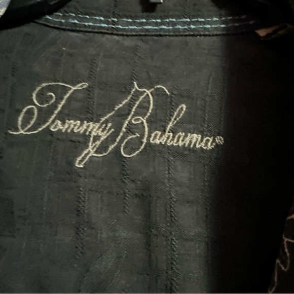 Tommy Bahama 100% Silk Hawaiian Shirt - Picture 4 of 9